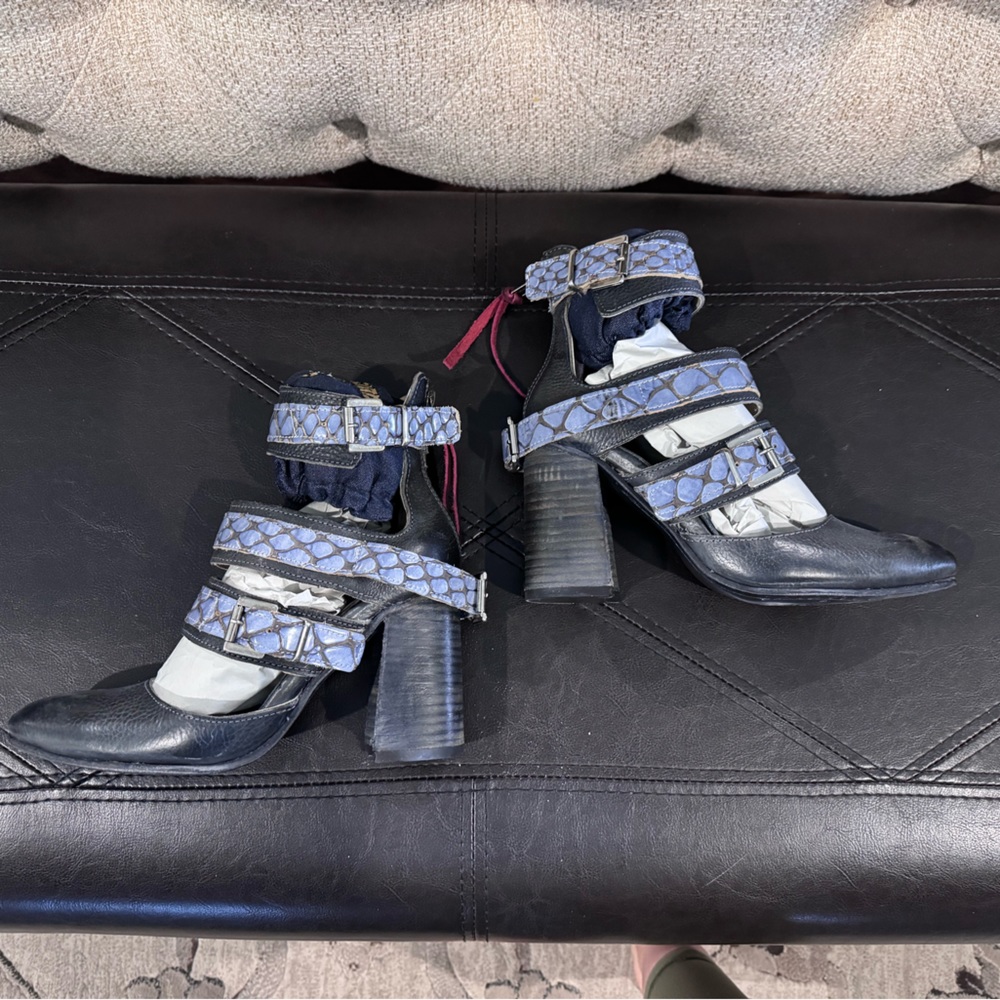 Brand New Freebird Size 8 Navy Jaclynn